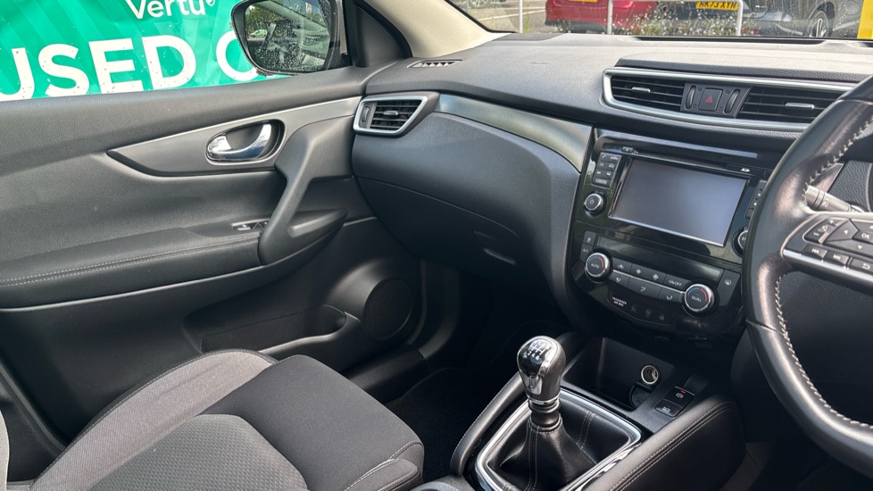 Nissan Qashqai 1.2 DiG-T N-Connecta 5dr Petrol Hatchback - Image 14