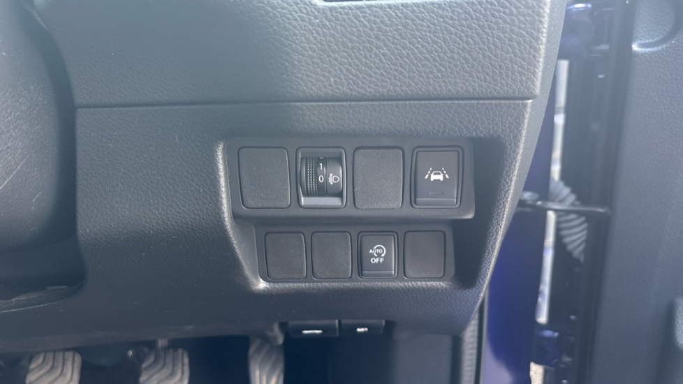 Nissan Qashqai 1.2 DiG-T N-Connecta 5dr Petrol Hatchback - Image 30