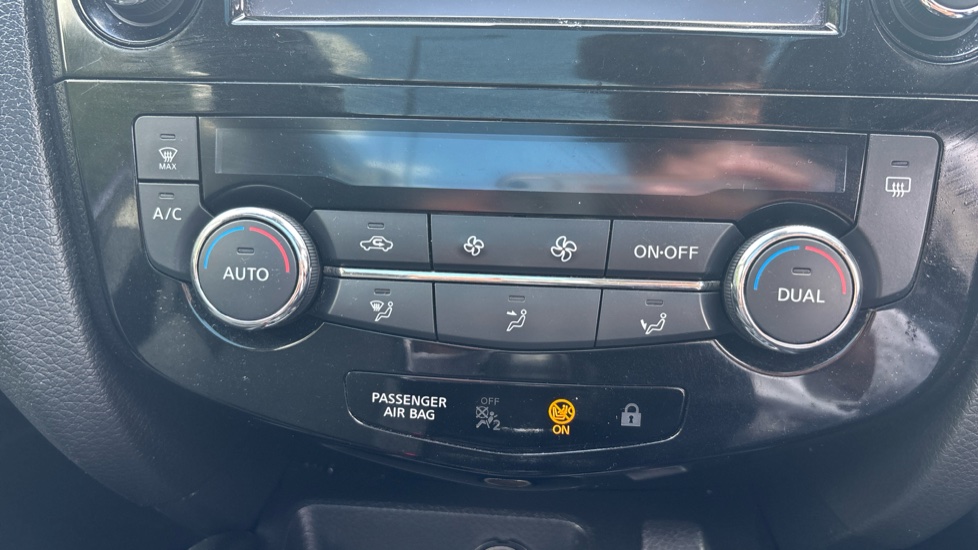 Nissan Qashqai 1.2 DiG-T N-Connecta 5dr Petrol Hatchback - Image 32