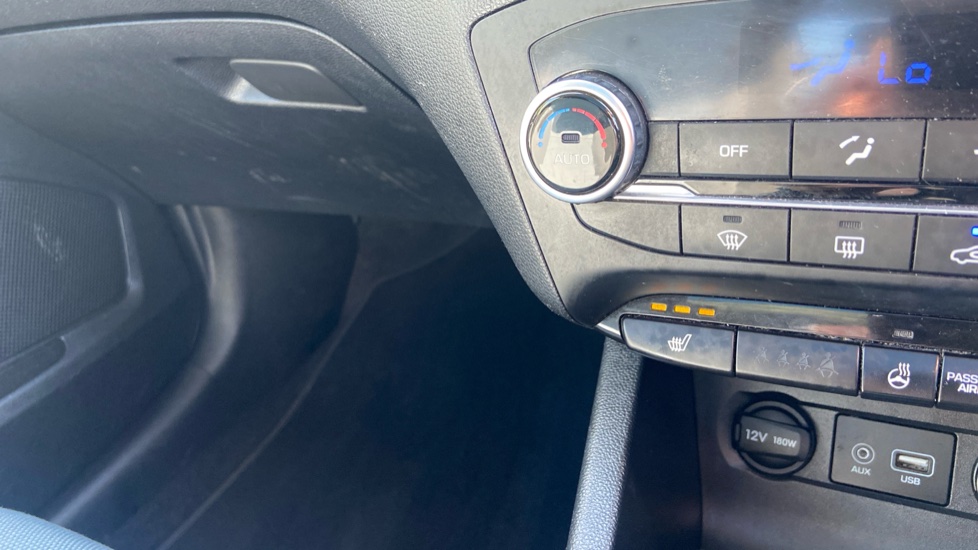 Hyundai i20 1.2 Premium SE 5dr Petrol Hatchback - Image 29
