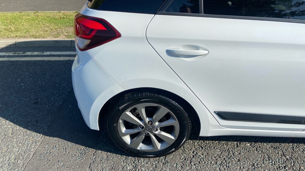 Hyundai i20 1.2 Premium SE 5dr Petrol Hatchback - Image 34
