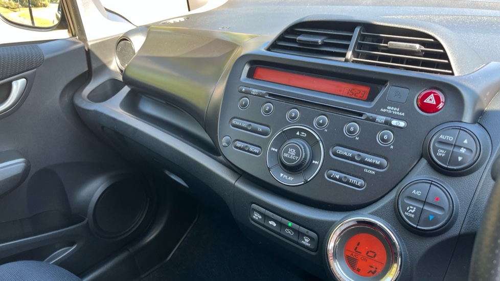 Honda Jazz 1.4 i-VTEC ES Plus 5dr CVT Petrol Hatchback - Image 14