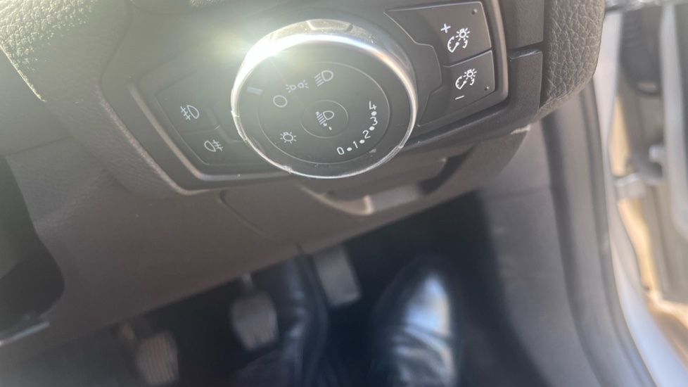 Ford Focus 1.0 EcoBoost 125 Zetec Edition 5dr Petrol Hatchback - Image 41
