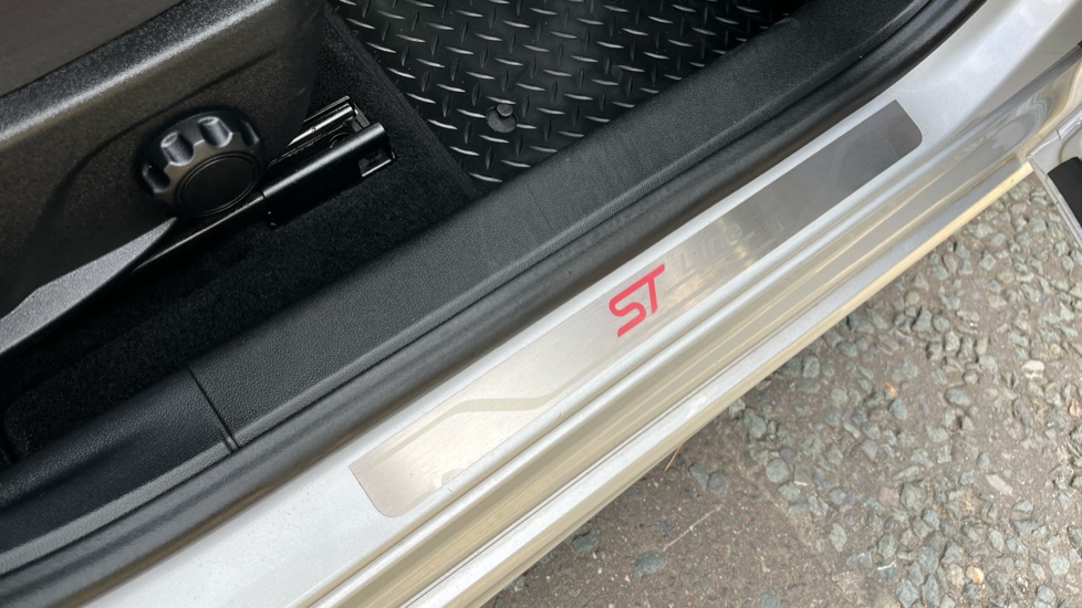 Ford Focus 1.0 EcoBoost 125 ST-Line 5dr Petrol Hatchback - Image 22