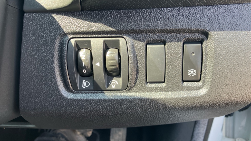 Renault Clio 0.9 TCE 90 Iconic 5dr Petrol Hatchback - Image 26