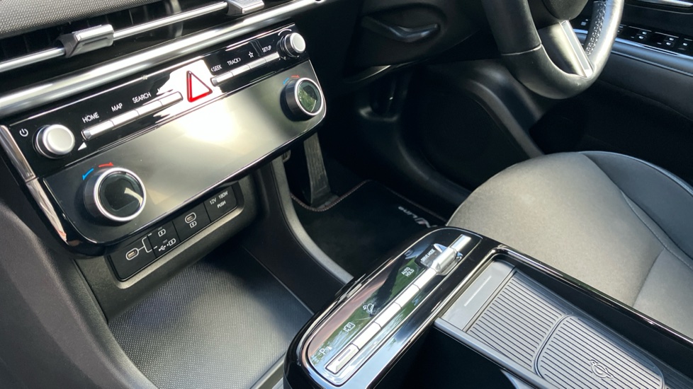 Hyundai TUCSON 1.6T Hybrid Premium 5dr Auto Hybrid Estate - Image 13