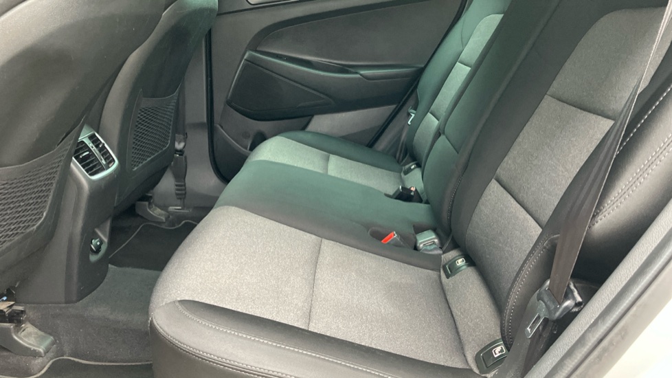 Hyundai TUCSON 1.6 GDi SE Nav 5dr 2WD Petrol Estate - Image 16