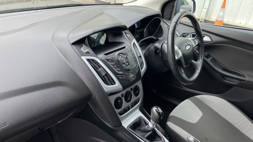 Ford Focus 1.0 125 EcoBoost Zetec 5dr Petrol Hatchback - Image 9