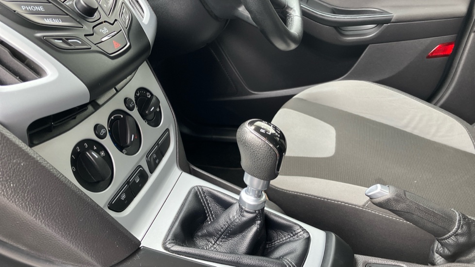 Ford Focus 1.0 125 EcoBoost Zetec 5dr Petrol Hatchback - Image 13