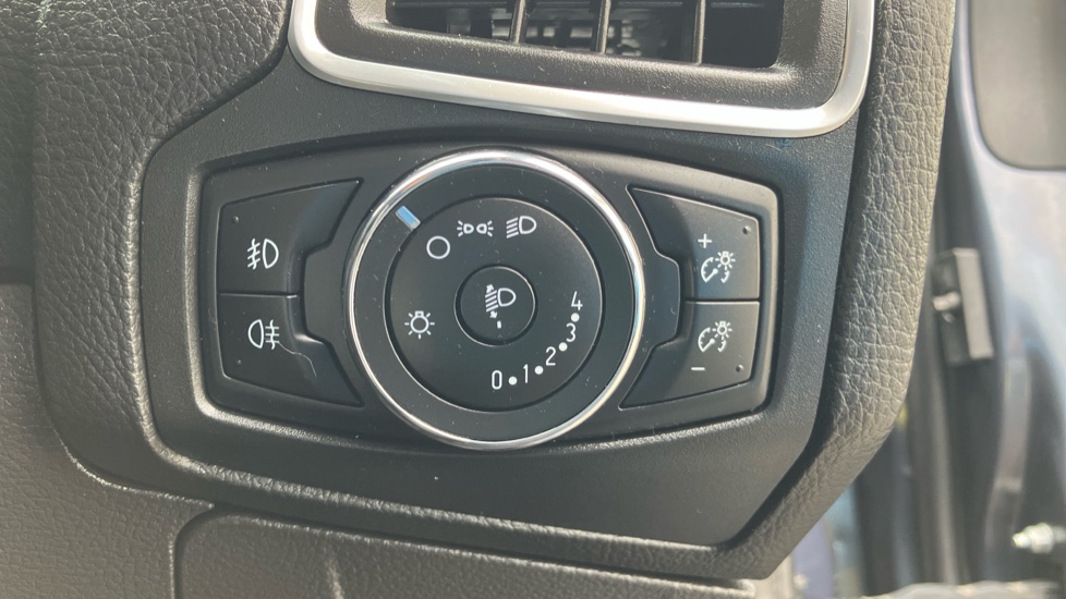 Ford Focus 1.0 125 EcoBoost Zetec 5dr Petrol Hatchback - Image 25