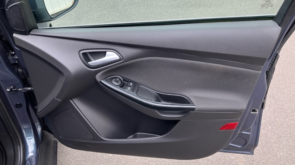 Ford Focus 1.0 125 EcoBoost Zetec 5dr Petrol Hatchback - Image 28