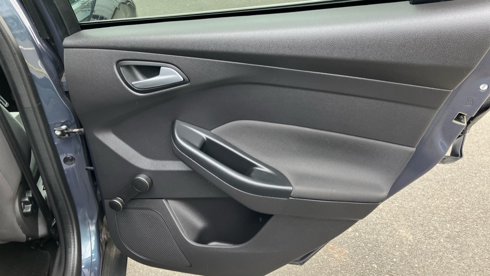 Ford Focus 1.0 125 EcoBoost Zetec 5dr Petrol Hatchback - Image 29