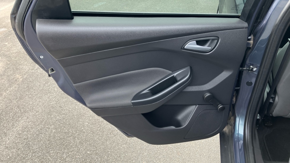 Ford Focus 1.0 125 EcoBoost Zetec 5dr Petrol Hatchback - Image 30