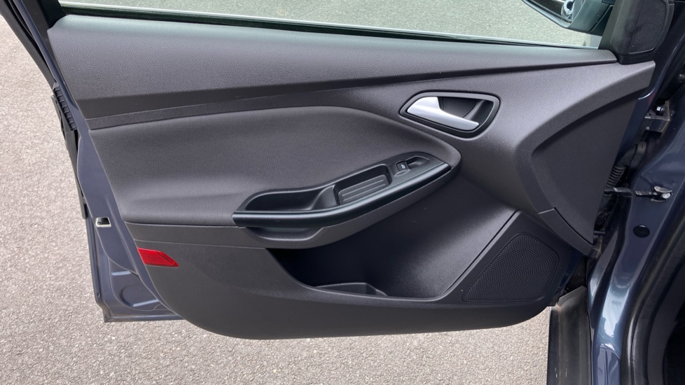 Ford Focus 1.0 125 EcoBoost Zetec 5dr Petrol Hatchback - Image 31