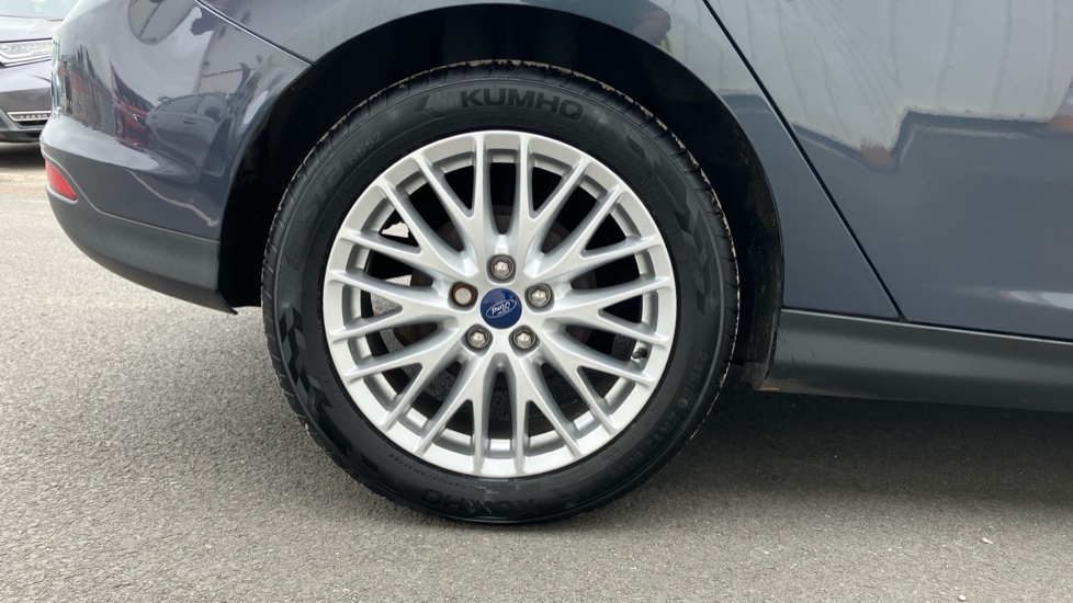 Ford Focus 1.0 125 EcoBoost Zetec 5dr Petrol Hatchback - Image 35