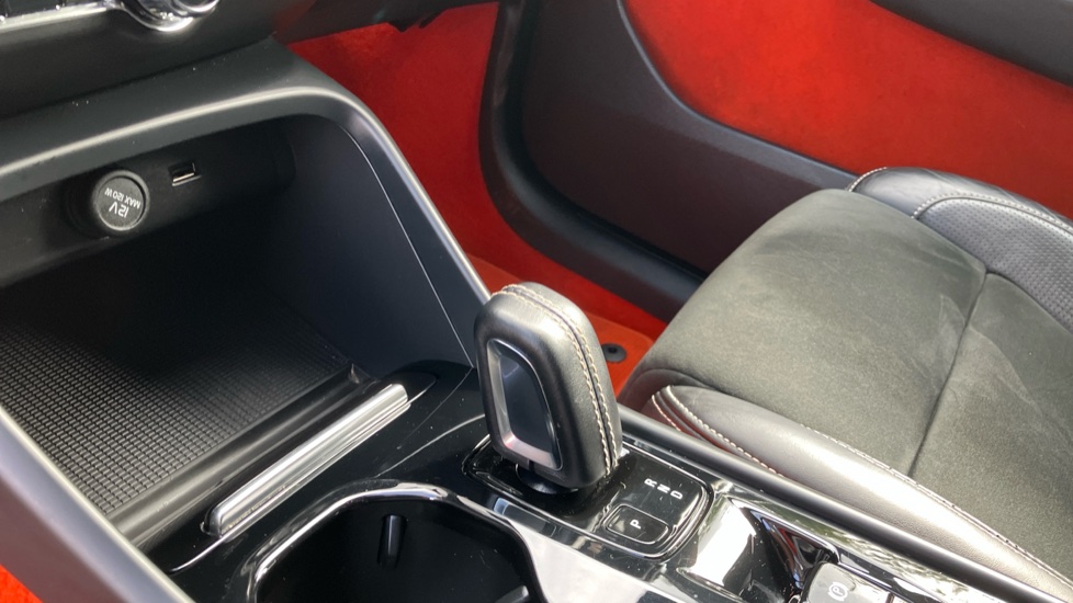 Volvo XC40 1.5 T3 [163] R DESIGN 5dr Geartronic Petrol Estate - Image 13