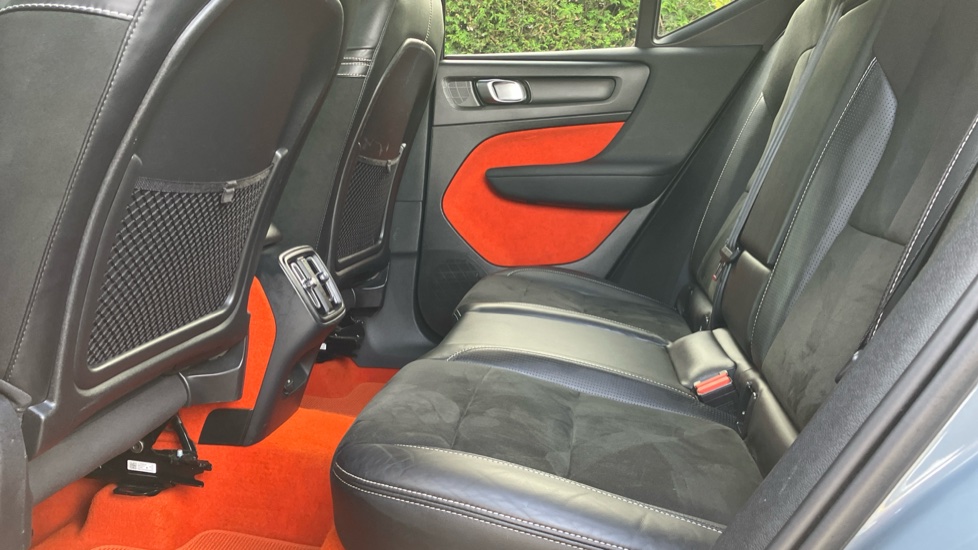 Volvo XC40 1.5 T3 [163] R DESIGN 5dr Geartronic Petrol Estate - Image 16