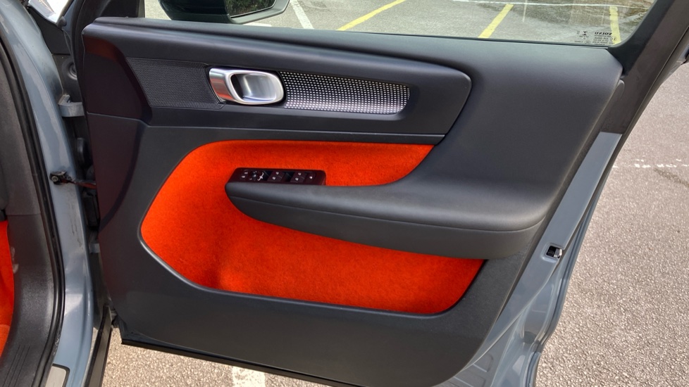 Volvo XC40 1.5 T3 [163] R DESIGN 5dr Geartronic Petrol Estate - Image 27