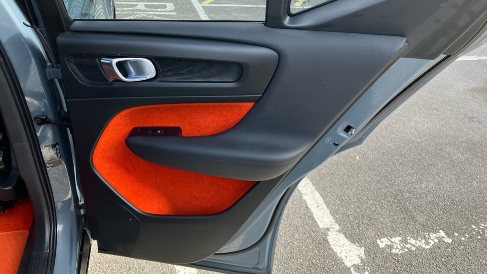 Volvo XC40 1.5 T3 [163] R DESIGN 5dr Geartronic Petrol Estate - Image 28