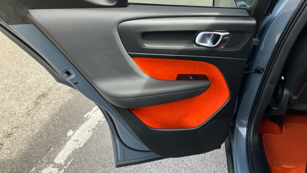 Volvo XC40 1.5 T3 [163] R DESIGN 5dr Geartronic Petrol Estate - Image 29