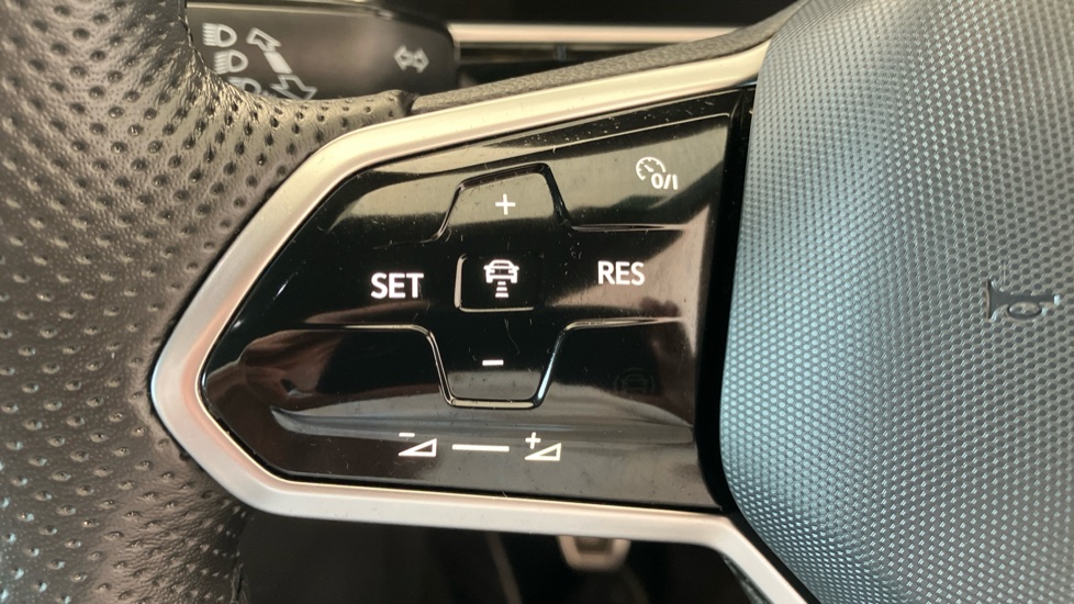 Volkswagen T-Roc 1.5 TSI R-Line 5dr Petrol Hatchback - Image 34