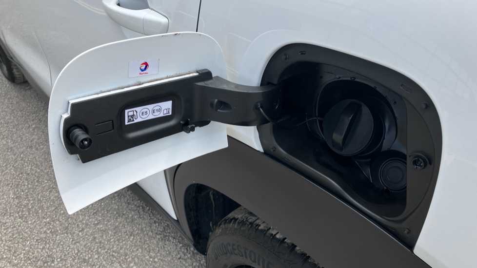 Citroen C3 Aircross 1.2 PureTech 130 Shine 5dr EAT6 Petrol Hatchback - Image 32