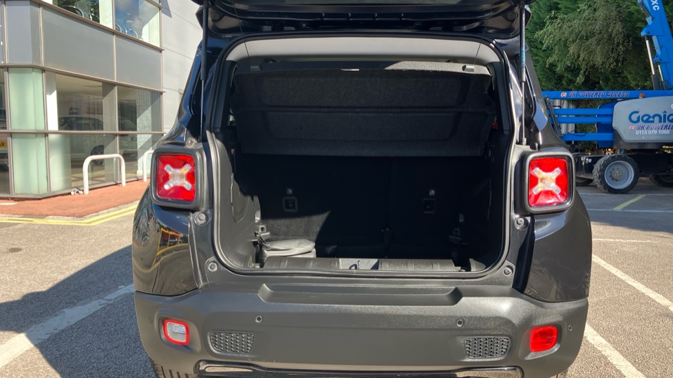 Jeep Renegade 1.3 T4 GSE Night Eagle II 5dr DDCT Petrol Hatchback - Image 4