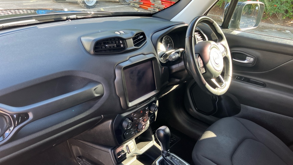 Jeep Renegade 1.3 T4 GSE Night Eagle II 5dr DDCT Petrol Hatchback - Image 9