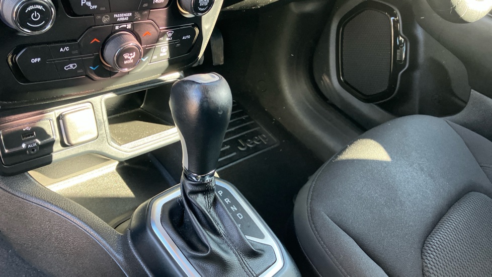 Jeep Renegade 1.3 T4 GSE Night Eagle II 5dr DDCT Petrol Hatchback - Image 13