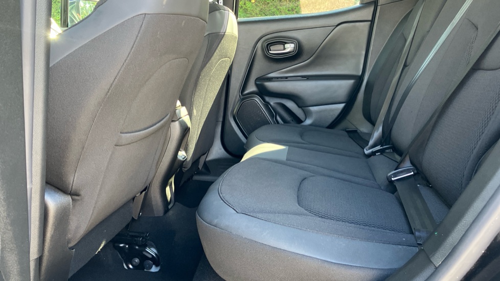 Jeep Renegade 1.3 T4 GSE Night Eagle II 5dr DDCT Petrol Hatchback - Image 16