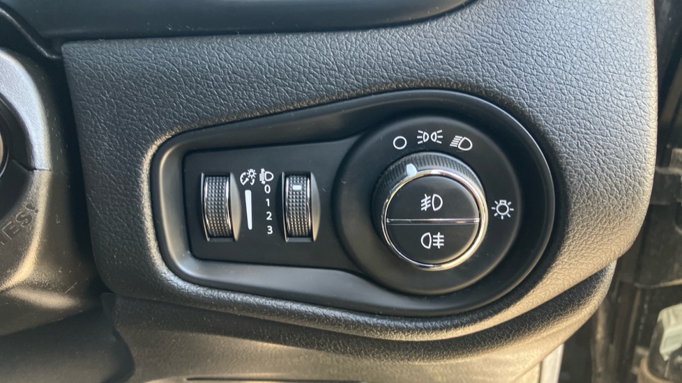 Jeep Renegade 1.3 T4 GSE Night Eagle II 5dr DDCT Petrol Hatchback - Image 27