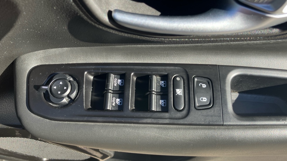 Jeep Renegade 1.3 T4 GSE Night Eagle II 5dr DDCT Petrol Hatchback - Image 28
