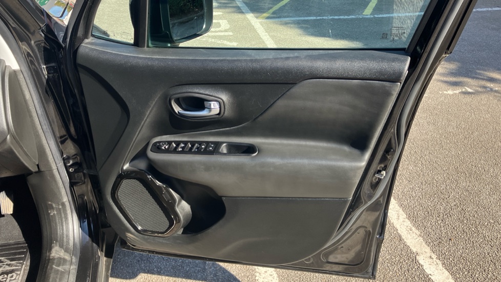 Jeep Renegade 1.3 T4 GSE Night Eagle II 5dr DDCT Petrol Hatchback - Image 29