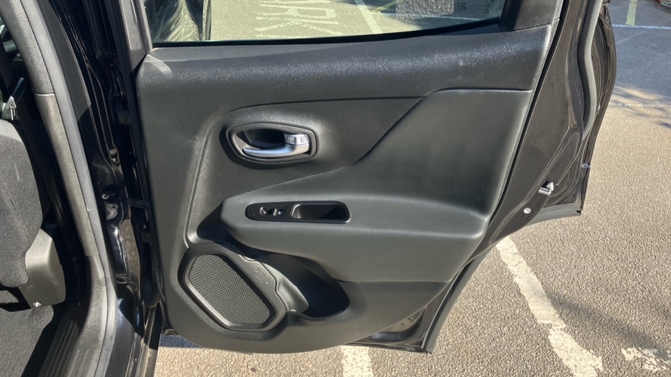 Jeep Renegade 1.3 T4 GSE Night Eagle II 5dr DDCT Petrol Hatchback - Image 30