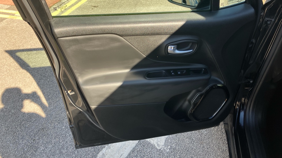 Jeep Renegade 1.3 T4 GSE Night Eagle II 5dr DDCT Petrol Hatchback - Image 32