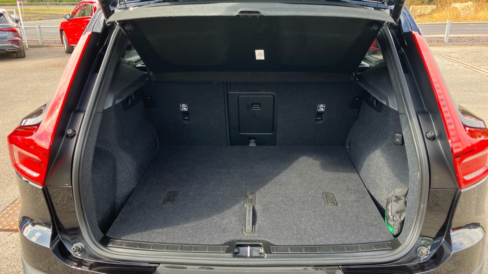 Volvo XC40 2.0 B4P Ultra Black Edition 5dr Auto Petrol Estate - Image 4