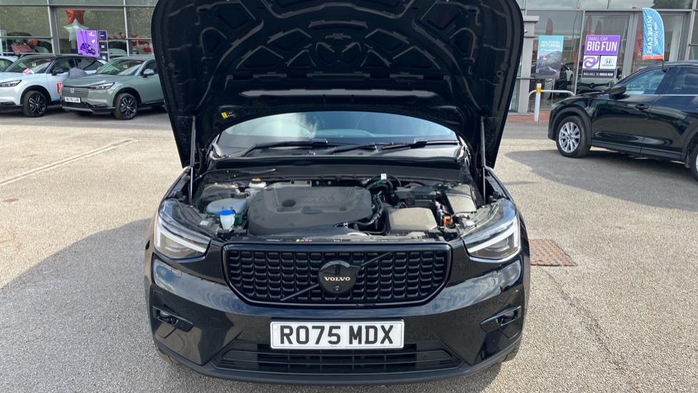 Volvo XC40 2.0 B4P Ultra Black Edition 5dr Auto Petrol Estate - Image 8