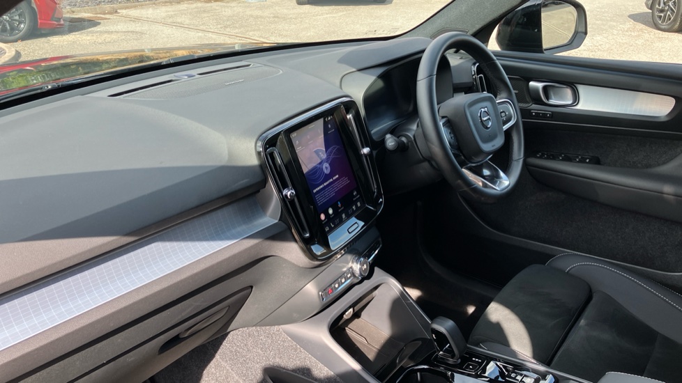 Volvo XC40 2.0 B4P Ultra Black Edition 5dr Auto Petrol Estate - Image 9