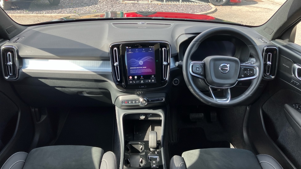 Volvo XC40 2.0 B4P Ultra Black Edition 5dr Auto Petrol Estate - Image 10