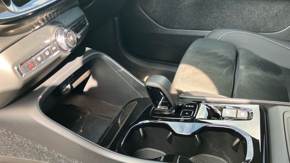 Volvo XC40 2.0 B4P Ultra Black Edition 5dr Auto Petrol Estate - Image 13
