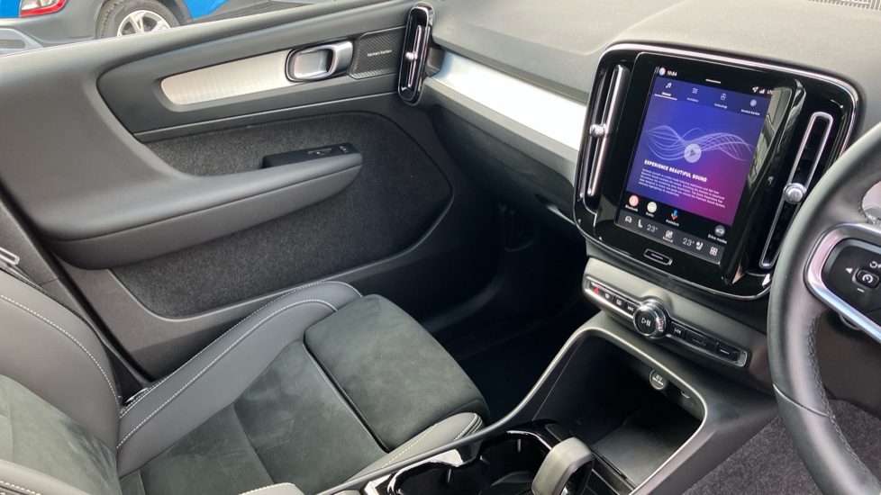 Volvo XC40 2.0 B4P Ultra Black Edition 5dr Auto Petrol Estate - Image 14