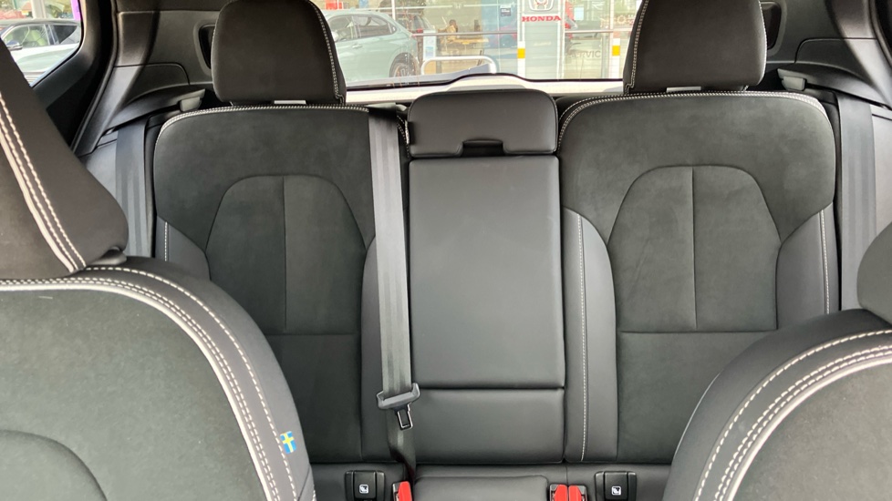 Volvo XC40 2.0 B4P Ultra Black Edition 5dr Auto Petrol Estate - Image 15