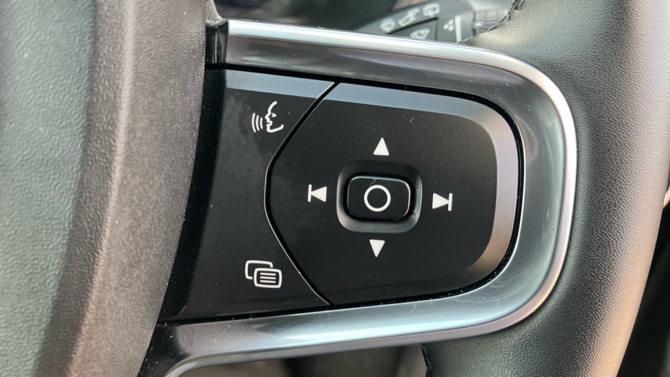 Volvo XC40 2.0 B4P Ultra Black Edition 5dr Auto Petrol Estate - Image 21