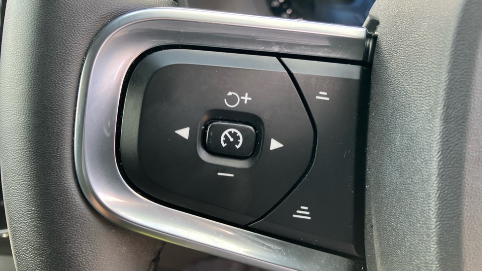 Volvo XC40 2.0 B4P Ultra Black Edition 5dr Auto Petrol Estate - Image 22