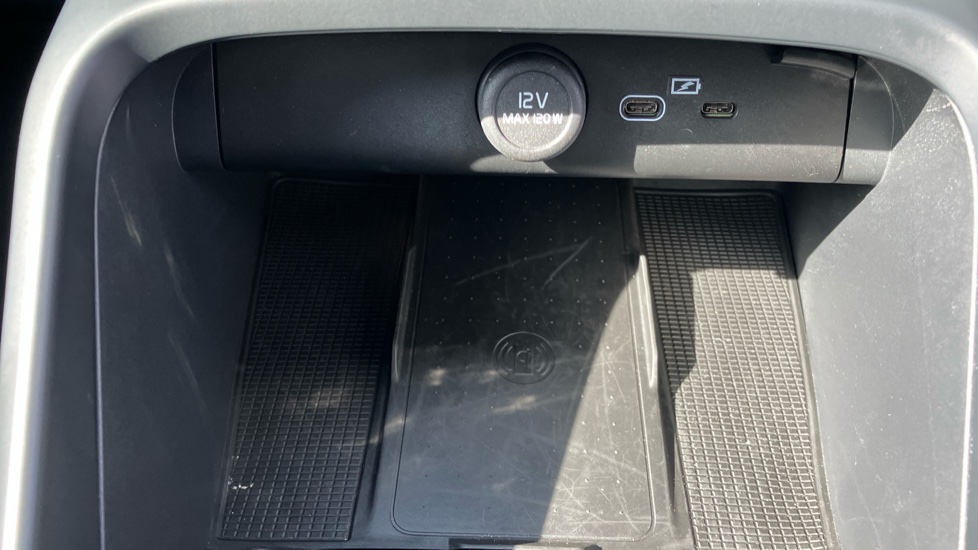 Volvo XC40 2.0 B4P Ultra Black Edition 5dr Auto Petrol Estate - Image 24