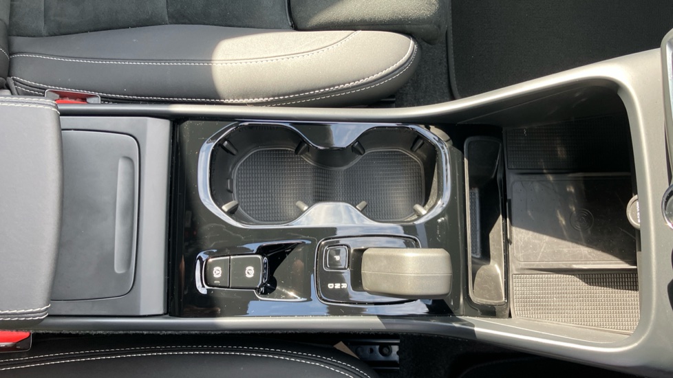 Volvo XC40 2.0 B4P Ultra Black Edition 5dr Auto Petrol Estate - Image 25