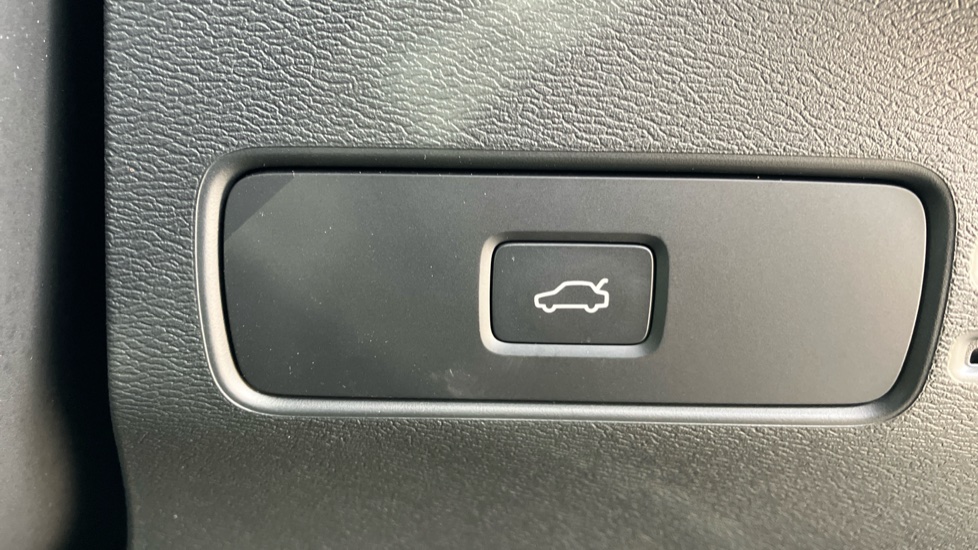 Volvo XC40 2.0 B4P Ultra Black Edition 5dr Auto Petrol Estate - Image 26