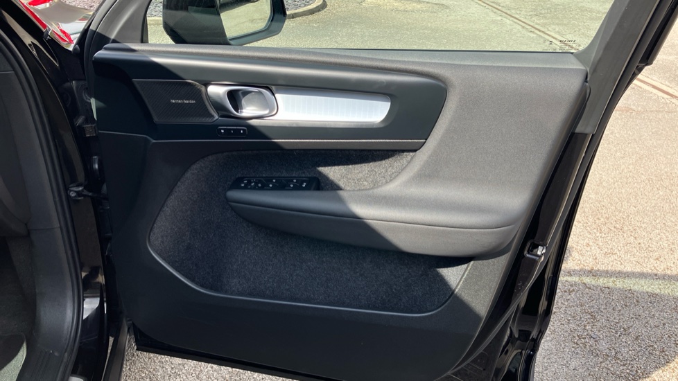 Volvo XC40 2.0 B4P Ultra Black Edition 5dr Auto Petrol Estate - Image 29