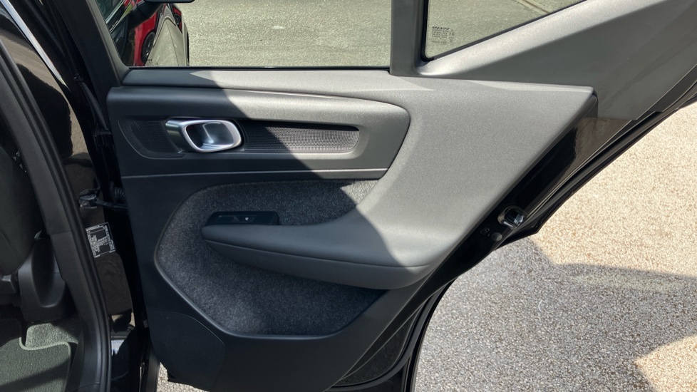 Volvo XC40 2.0 B4P Ultra Black Edition 5dr Auto Petrol Estate - Image 30