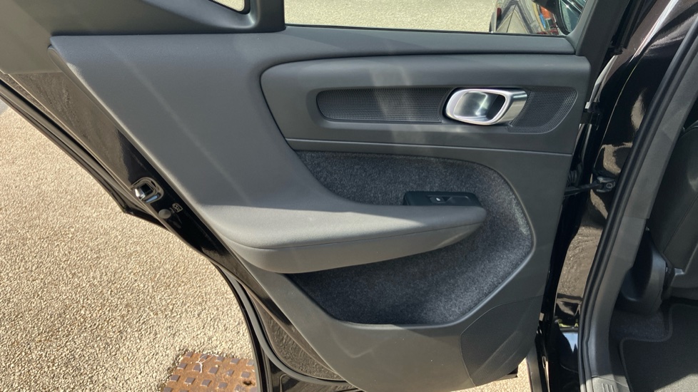 Volvo XC40 2.0 B4P Ultra Black Edition 5dr Auto Petrol Estate - Image 31